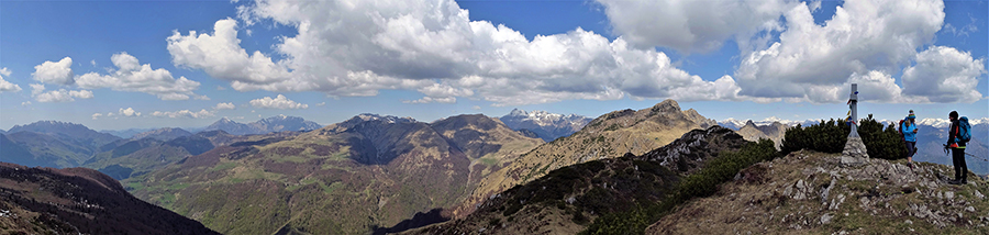 Vista panoramica dalla cima del Cancervo verso la Val Taleggio ed oltre